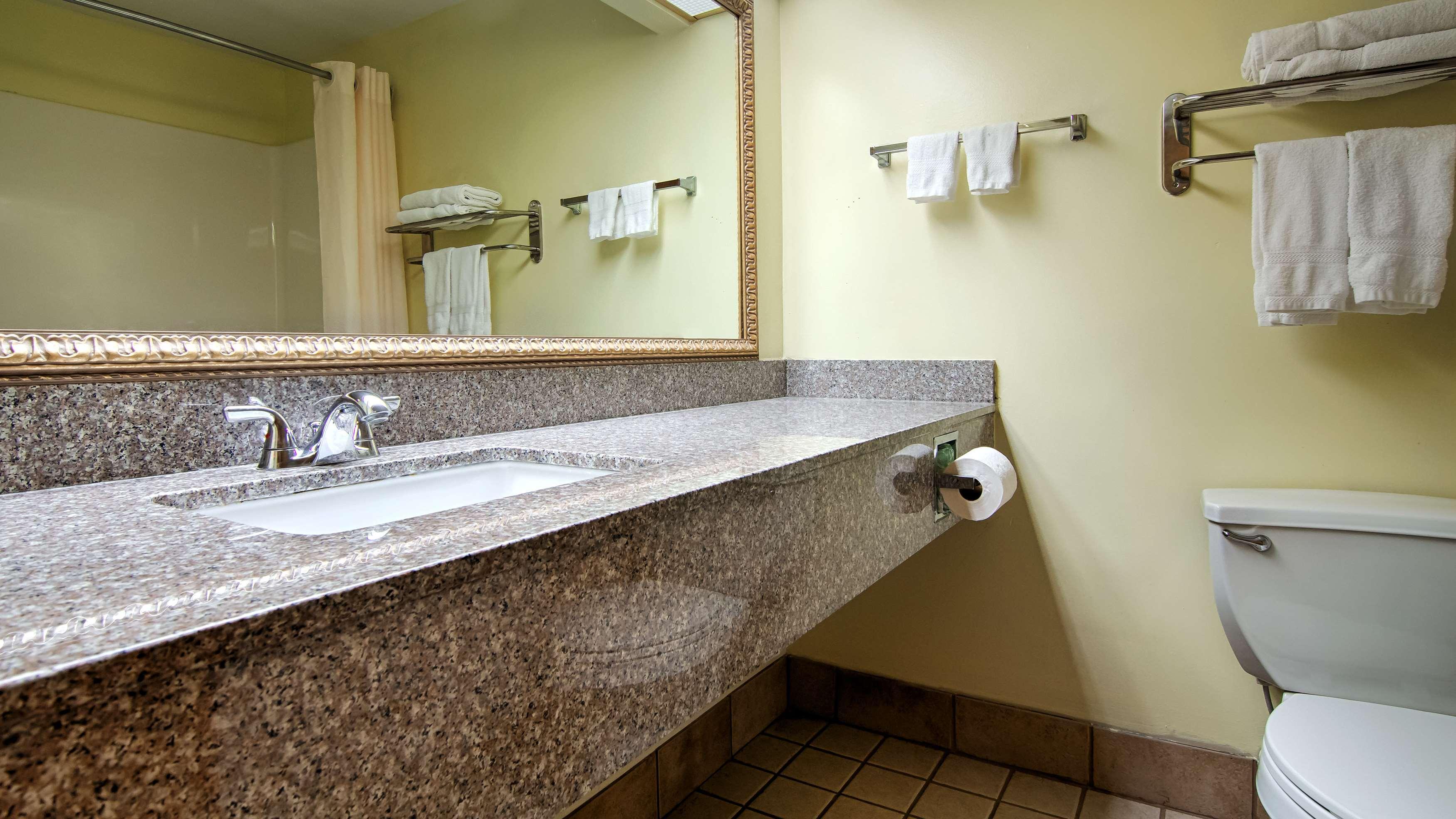 Best Western Rayne Inn Екстер'єр фото